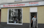Polstermeister Lindner vor seiner Wekstatt in Berlin