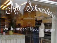 Außenfassade - Blick in das Geschäft von Schneiderin Angelika Bendowski 