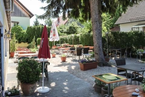 Biergarten im Hotel Vitis Idyllischer Biergarten und leckeres Restaurant