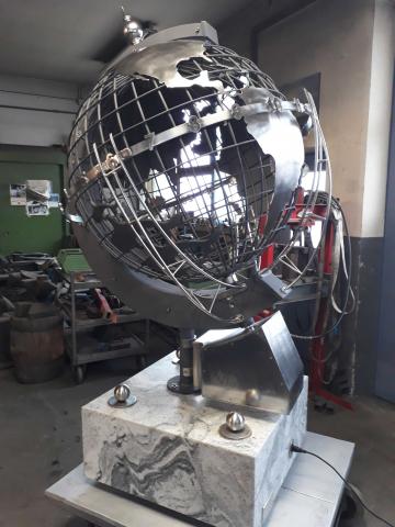 Weltzeituhr aus Eisen und Edelstahl Globus aus feuerverzinktem Eisen
