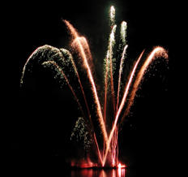 Opulente Feuerwerke gehören zu den Leistungen des Teams aus dem Saarland. Ein großes Feuerwerk über einem See.