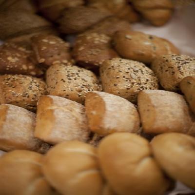 Das Hotel serviert jeden Morgen ein reichhaltiges Frühstück.