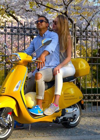 Spritzig unterwegs auf dem Moped. Auf der Vespa erleben Sie Bayerns Hauptstadt