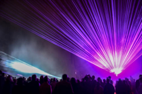 Packende Lasershows gehören zu den Leistungen des Teams aus dem Saarland. Eine Laser-Show vor Publikum.