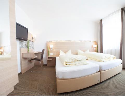 Zweibettzimmer des Hotels Modernes und helles Hotelzimmer im Hotel Vitis