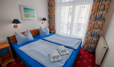Ruhige Nächte an der Ostsee. Übernachten Sie in dem möbelierten Apartmenthotel in Warnemünde.
