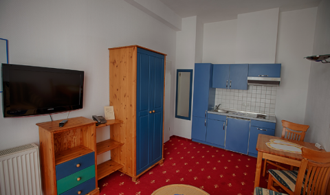Gut möbelierte Zimmer. Das Hotel bietet kleine Küchenzeile zur Selbstverpflegung an.