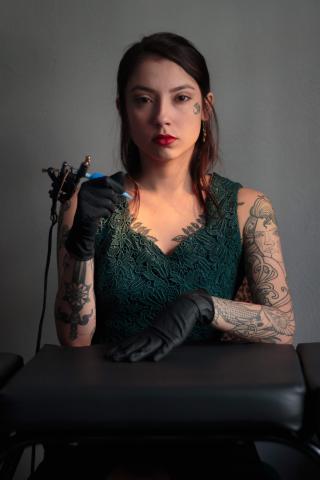 In Hannover erhalten Kunden eine ausführliche Beratung vor dem Stechen des Tattoos
