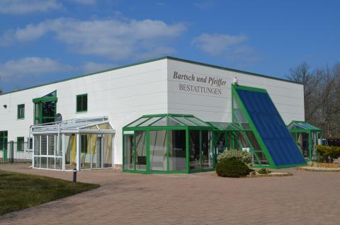 Bei Bartsch & Pfeiffer sind Sie an der richtigen Adresse für Tierbestattungen. Liebevolle Trauerfeier für Ihr Haustier in Lausitz.